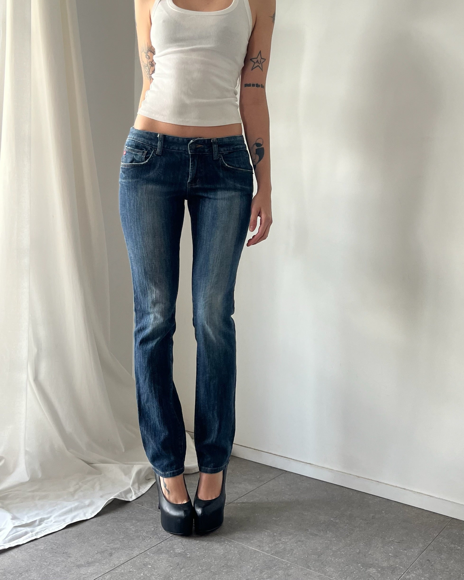 2000s mid wash straight jeans