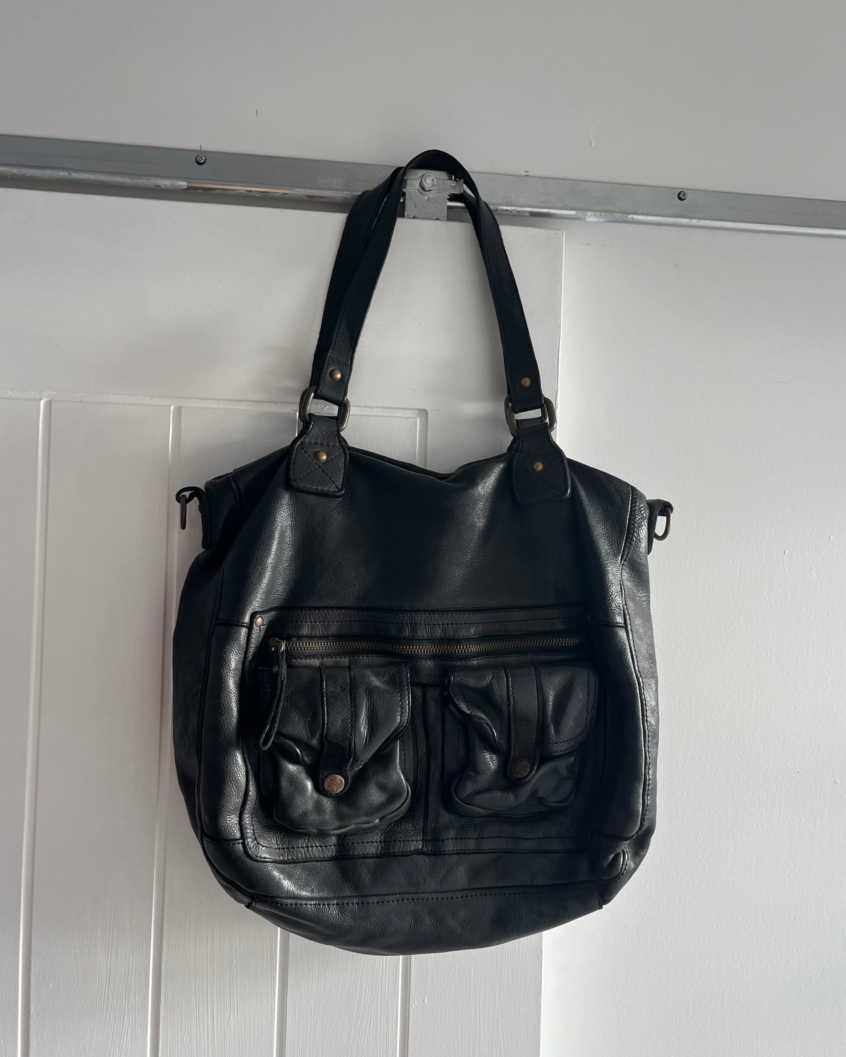 2000s leather black shoulder bag