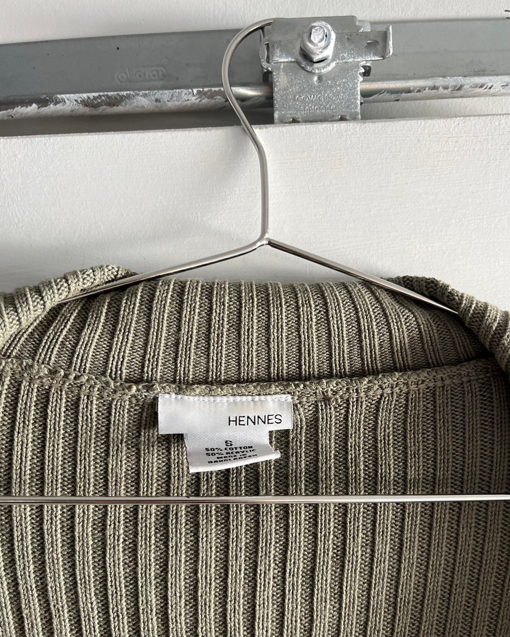2000s khaki zip up sweater