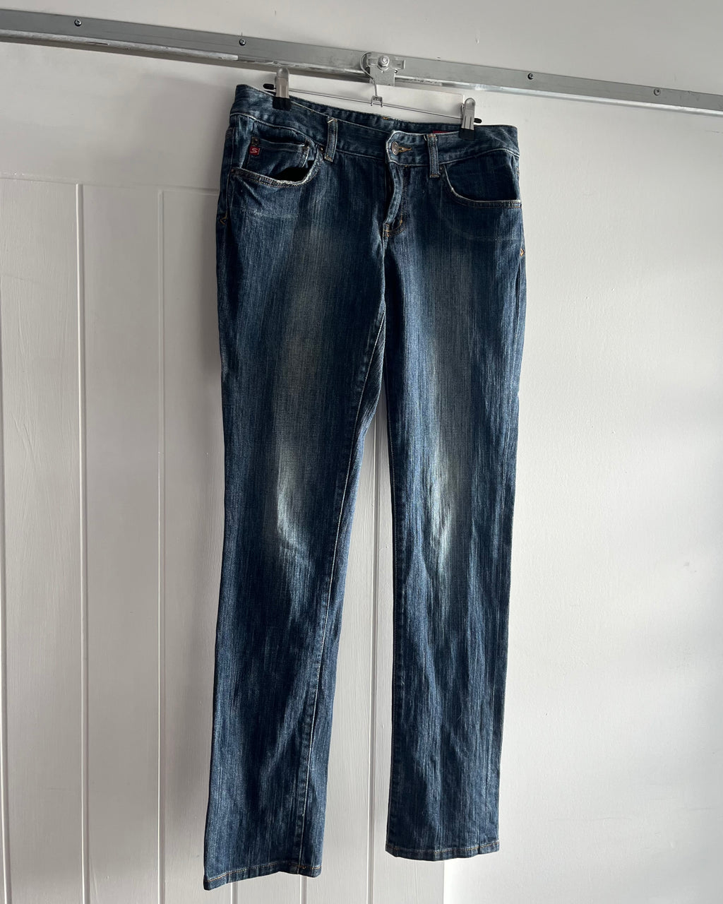 2000s mid wash straight jeans