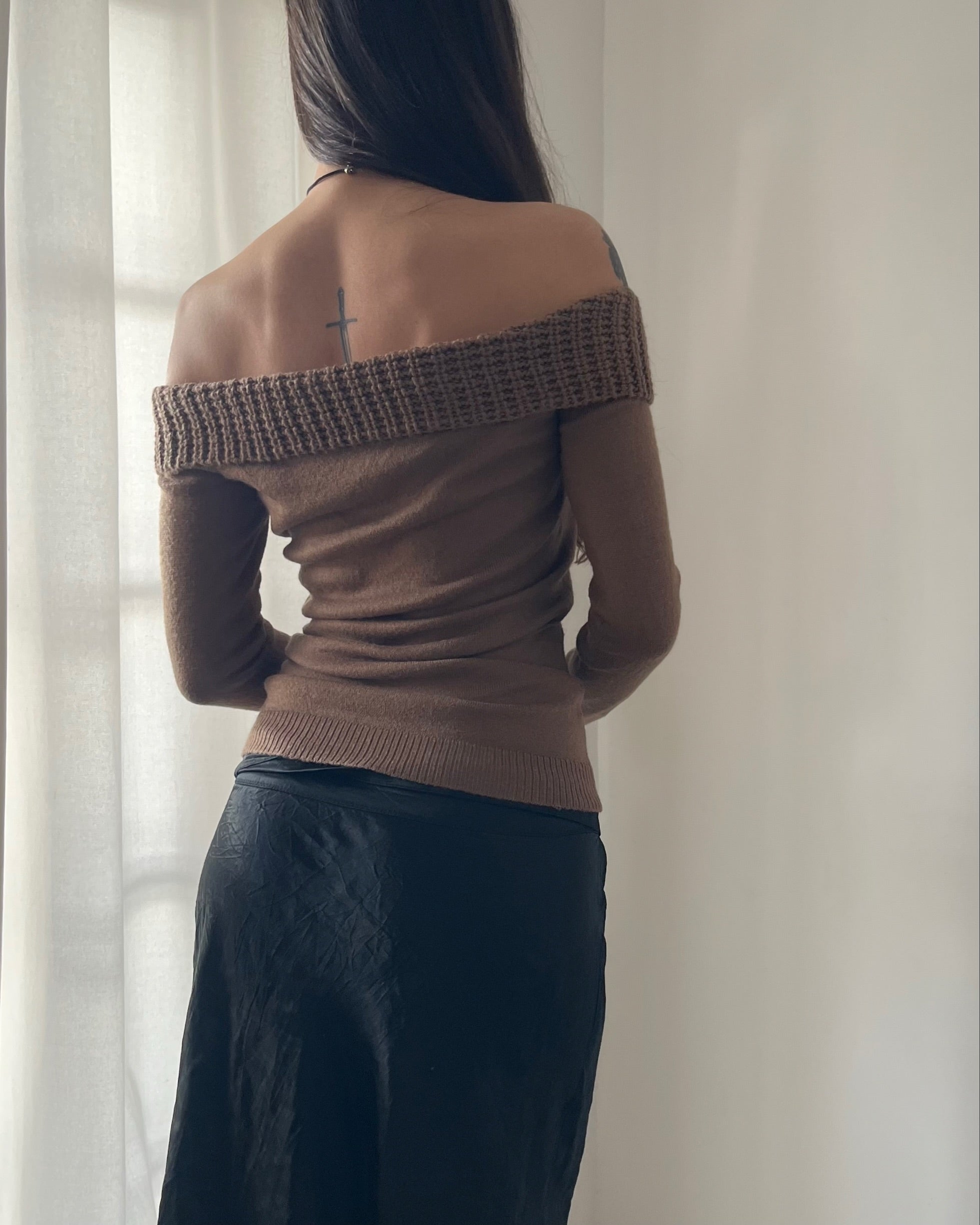 2000s Brown off shoulder sweater