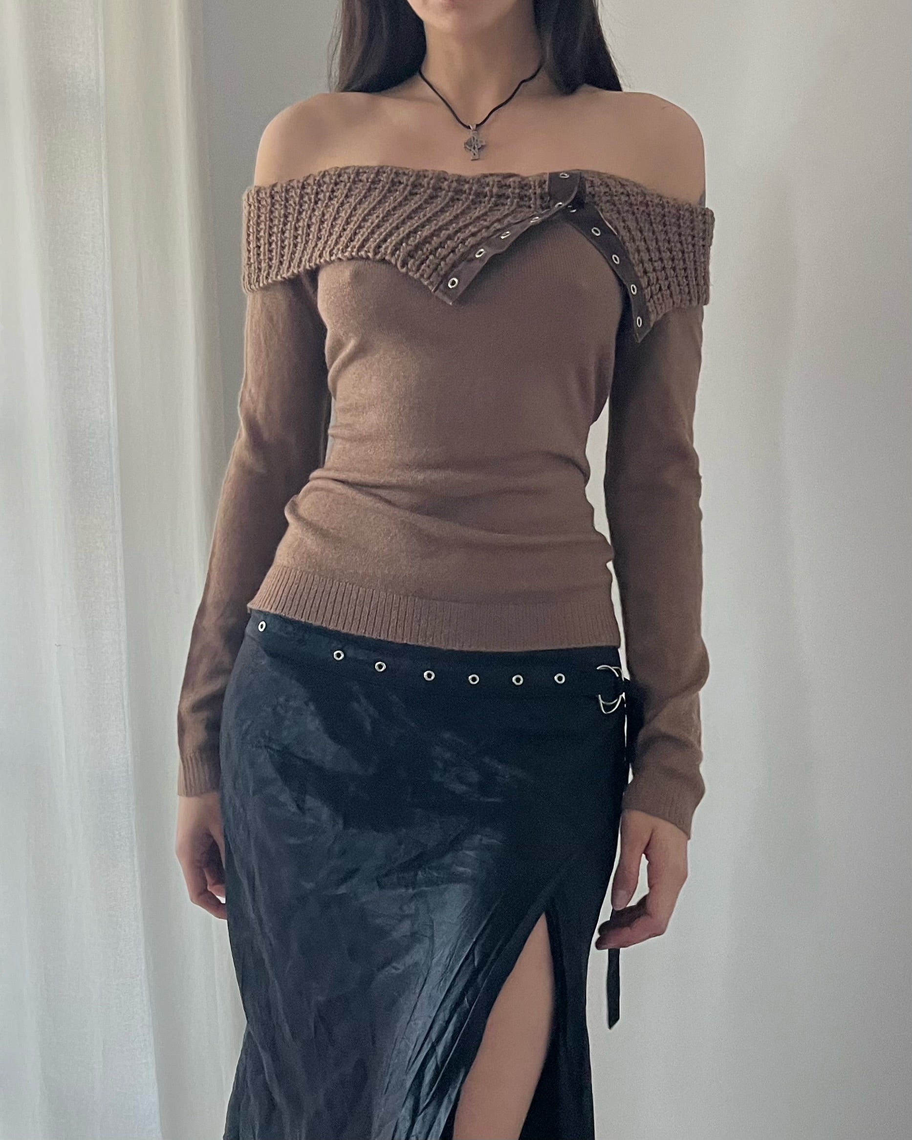 2000s Brown off shoulder sweater