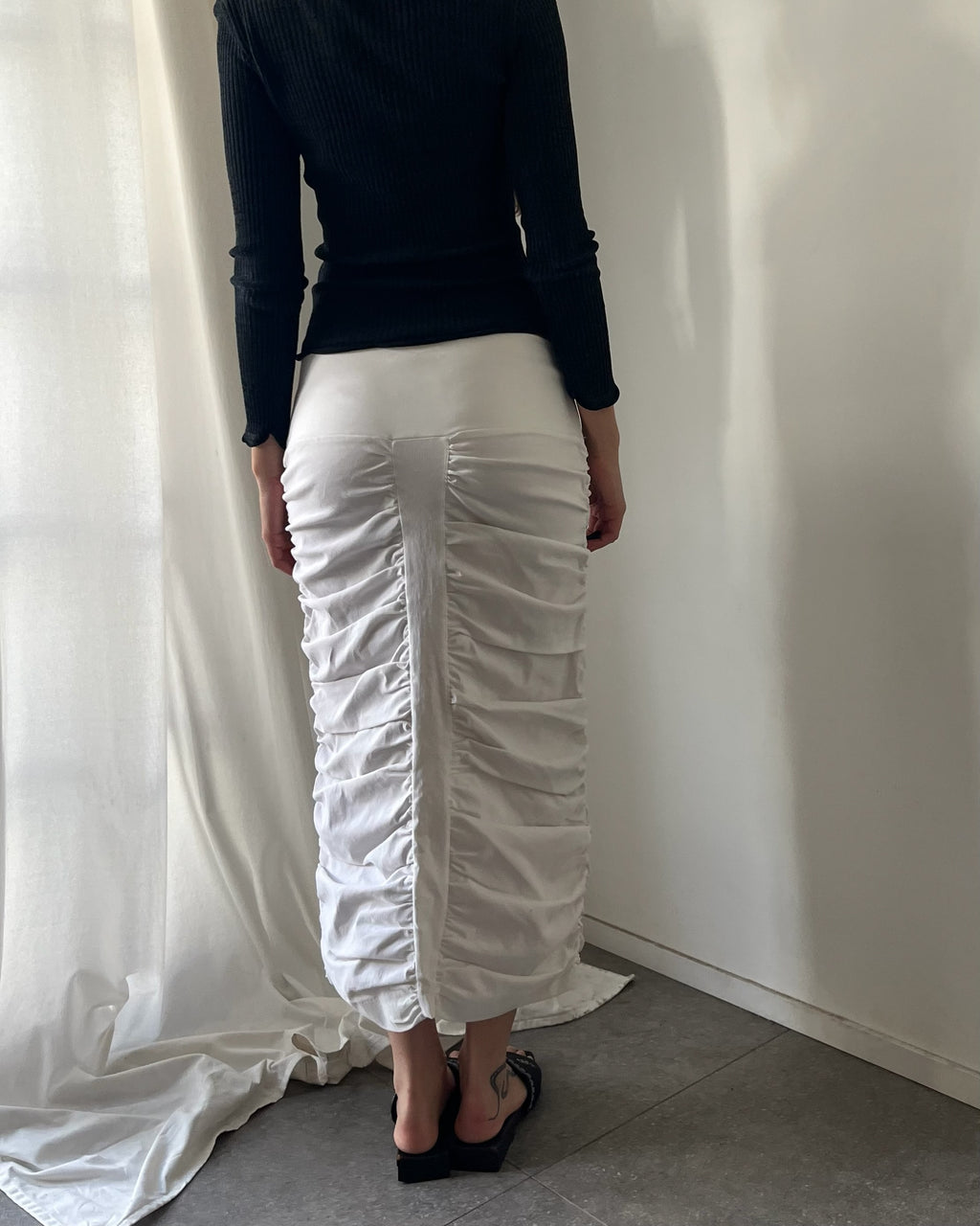 2000s white ruched midi skirt
