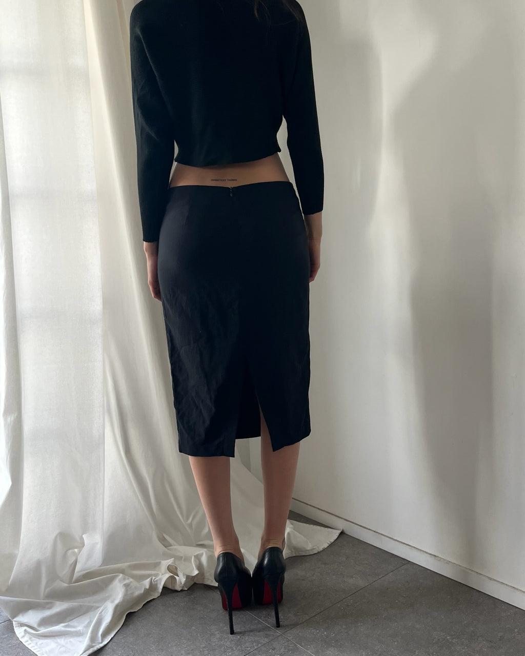 90s black pencil midi skirt